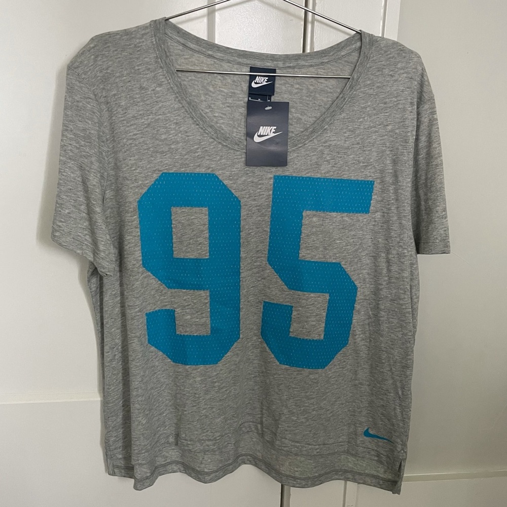 Nike New NWT cropped gray T-shirt Vintage 95 logo